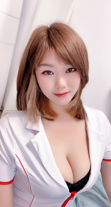 自聊大胸小姐姐